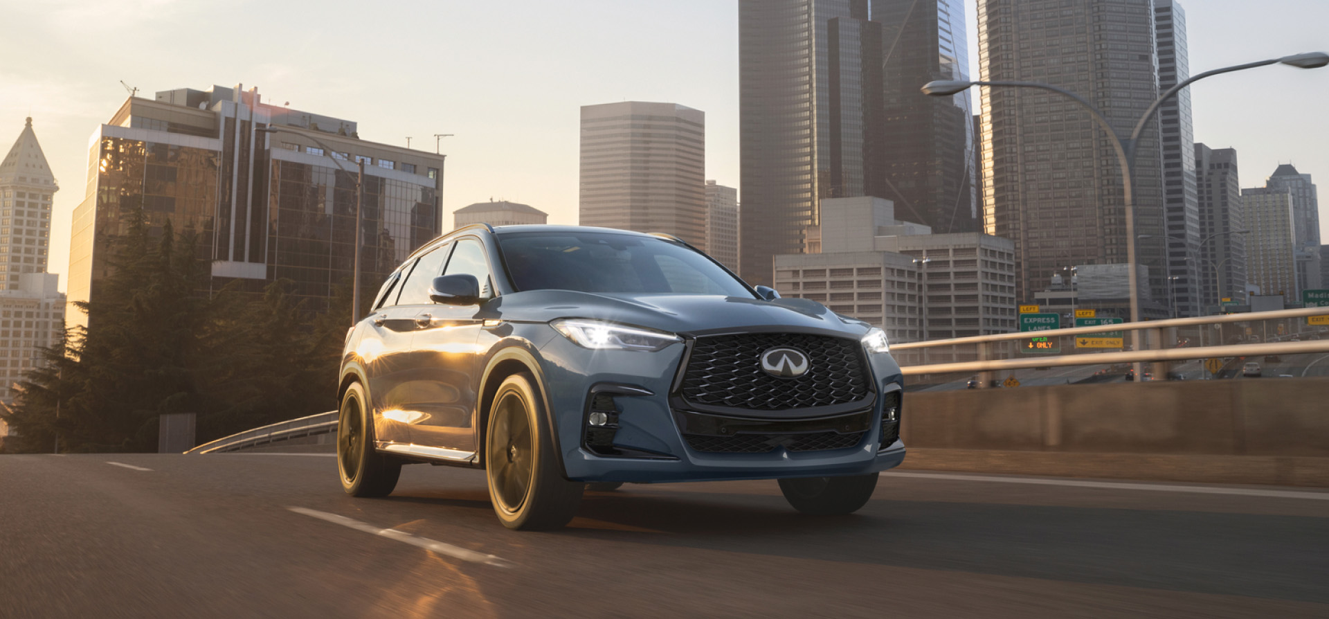 Infiniti QX50 — экстерьер в городе