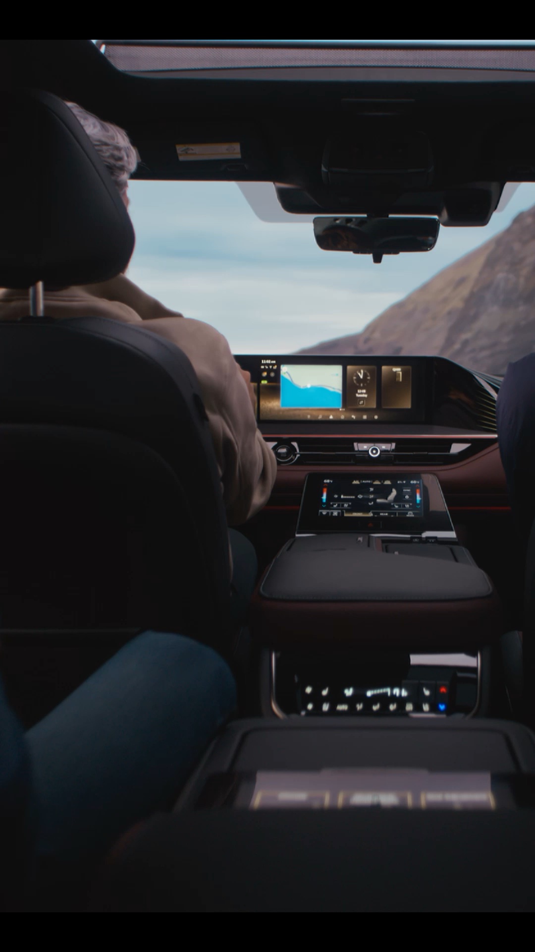 Infiniti QX80 — два дисплея кокпита