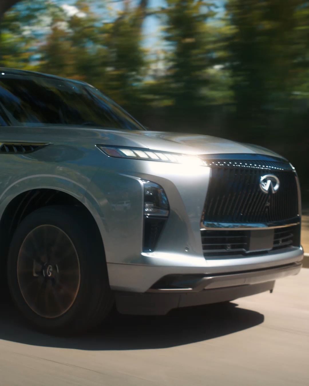 Infiniti QX80 — битурбо V6 в движении